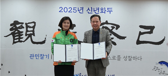 한경희 단장(좌)과 신호정 회장(우) (업무협약식 사진)