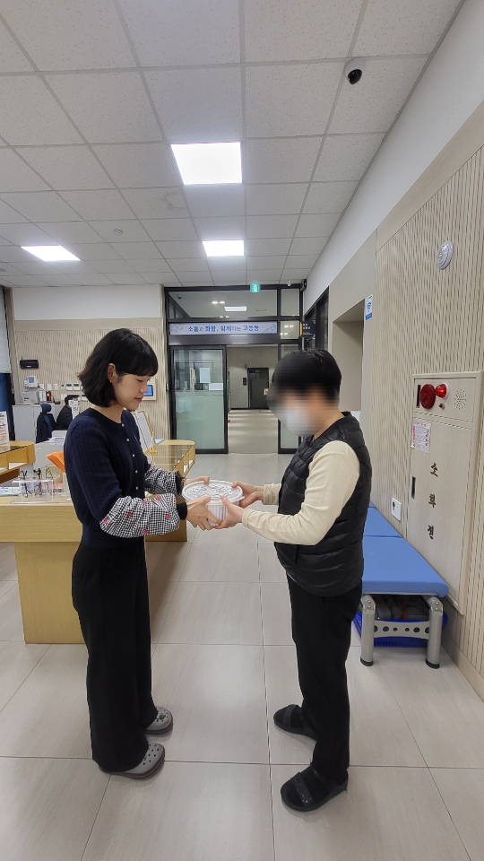 고등동 행정복지센터에서 사례관리 대상자에게 열무김치를 전달하고 있다.