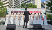 지난 2024년 팔달구 마을 축제에서 팔달여성합창단이 음악공연을 펼치고 있다.  