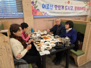 생신을 맞이한 어르신들이 식사를 하고 있다.