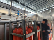 특정고압가스 사용시설의 용기 저장실을 점검하고 있다.