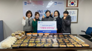 손맛1004봉사단(단장 이광자)에서 정성 가득한 반찬을 만들어 후원하고 기념사진을 촬영하였다.