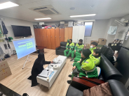 영통2동 환경관리원실에서 문화안전교육센터 강사가 안전보건교육을 실시중이다.