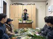 전말연 강사가 플라워아트 수업을 하고있다.