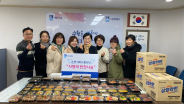 손맛1004봉사단(단장 이광자)에서 정성 가득한 반찬을 만들어 후원하고 기념사진을 촬영하였다.