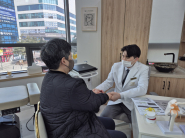 한의사가 환자를 진료하는 모습