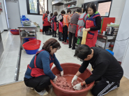 권선2동 통장들이 저소득 어르신에게 제공할 반찬을 만들고 있다.