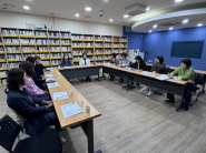 회의를 진행하고 있는 모습