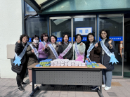 홍보활동에 참여한 박선영 인계동장과 새마을문고 회원들