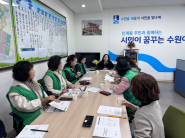 회의중인 박선영 인계동장과 부녀회 회원들