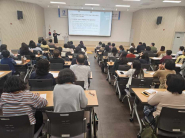 한진(오산종합사회복지관 관장)강사가 강단에서  교육하는 모습과, 교육을 듣는 지역아동센터 종사자