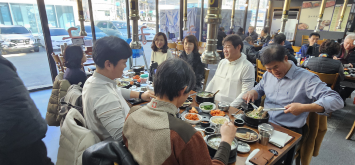 최선영 매교동장과 환경관리원이 오찬 간담회를 가지고 있다.