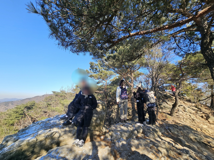 수원시와 용인시 전망을 바라보는 시민들