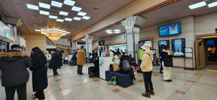 공연 전 북적이는 공연장 앞 관객들