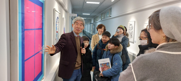 김형진 교수가 스위스 작가 우고론디노네의 작품을 소개하는 모습