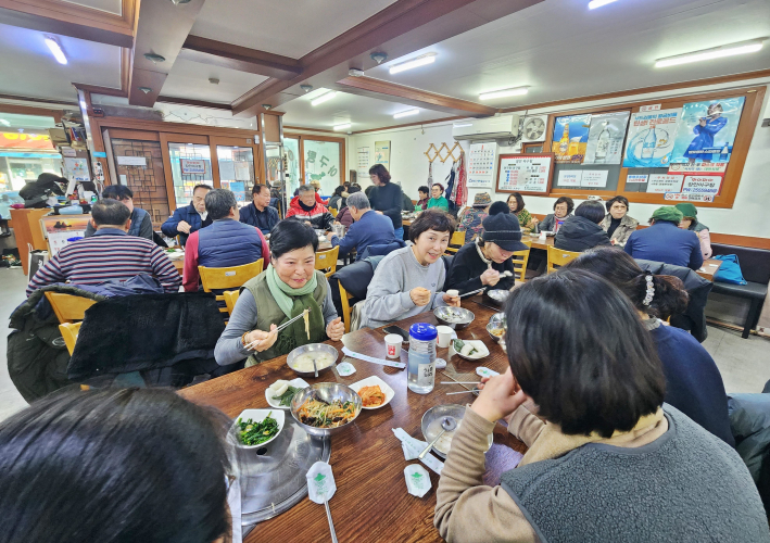 영화동 통장협의회에서 떡국 나눔 행사를 개최하고 있다. 