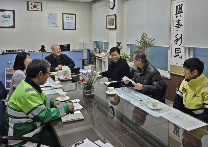 생활폐기물 수거업체와 간담회를 진행하는 모습