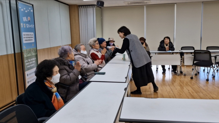 당신은 누구십니까? 강의를 하면서 수강생들과 함께 하고 있다.