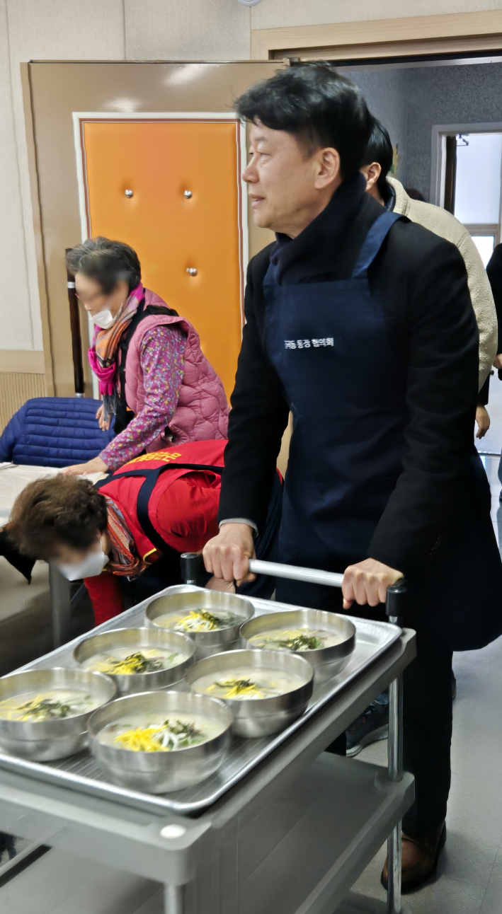 떡국을 직접 서빙하는 김종석 권선구청장의 모습