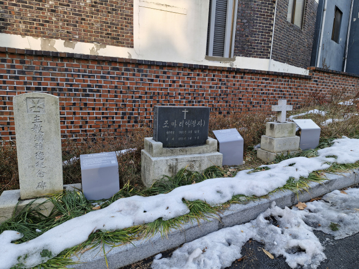 입구 왼쪽에 교회 약사와 불우한 이웃들을 위해 헌신 봉사한 수녀와 선교사 보육원 원장의 기념 빗돌이 나란히 있다.   