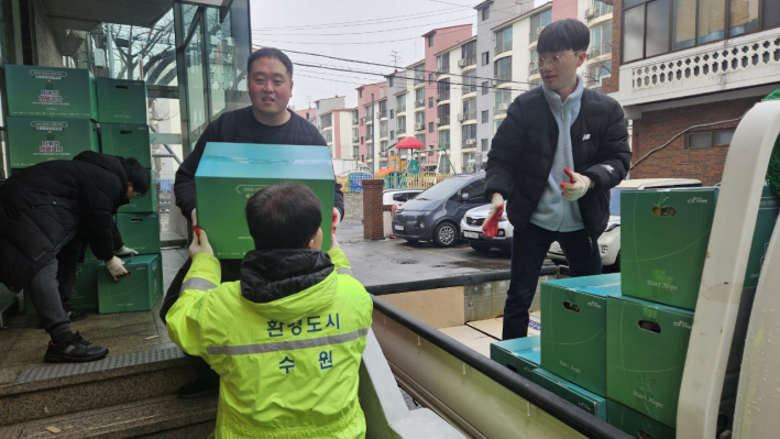 수원중앙성결교회 성도들이 직접 포장한 선물꾸러미90박스를 나르고 있다