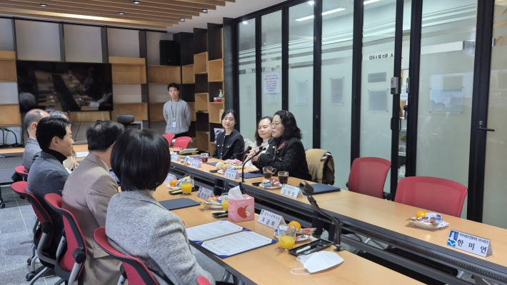 참가자들이 협약과 함께 발전 사항을 의논 중이다