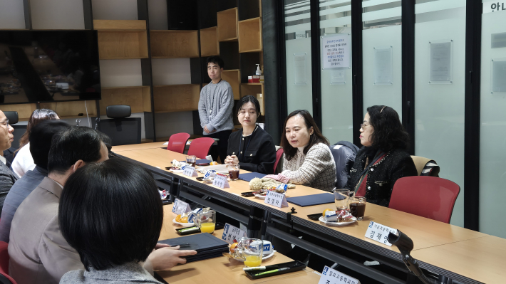 상촌초등학교 전영자 교장 선생님이 이야기 중이다