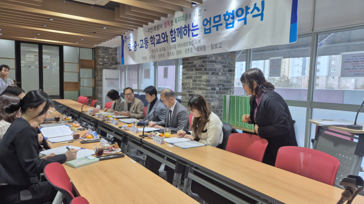 협약서에 서명하고 있는 모습