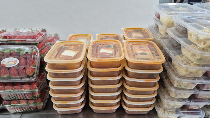 '금빛도시락 사랑나눔' 도시락 반찬이 진열되어 있다