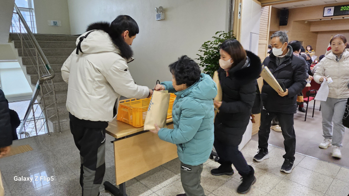 '강의평가와 설문조사는 더 좋은 프로그램을 만들 수 있어요.' 설문지를 제출하는 강의 참여자들