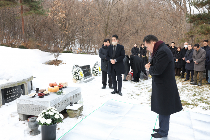 용인 두창리 묘소에서 열린 16주기 추모식에 참여한 이재준 수원특례시장(사진출처: 수원시포토)