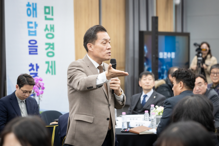 이재준 수원시장이 토론회 참석자들과 이야기를 나누고 있다.