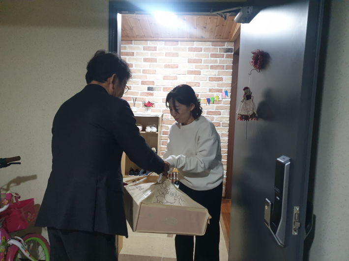 서둔동 새마을지도자후원회는 지난 20일 설명절 선물  전달로 온정을 나눴다