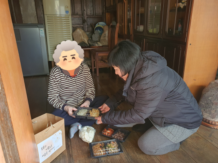 ▲ 수원성북교회에서 후원한 설맞이 반찬세트를 어르신들께 전달하는 사진