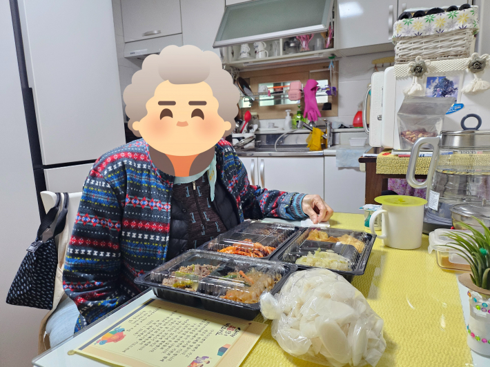 ▲ 수원성북교회에서 후원한 설맞이 반찬세트를 어르신들께 전달하는 사진