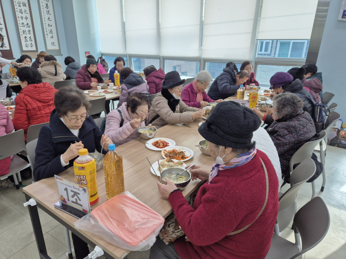 한상차림 식사를 하고 있는 어르신 사진