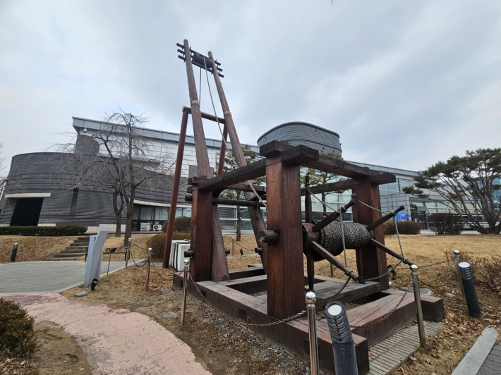 수원화성박물관은 공심돈의 모양을 본떠서 지었다. 속이 비었다는 뜻을 가진 공심돈의 모습을 한 건물과 성곽을 쌓을 때 쓰였다는 녹로의 모습이다.