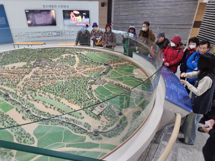 서울 넝쿨산악회 회원들은 박물관 1층 중앙로비의 화성모형도 앞에서 해설사의 설명을 듣고 있다.