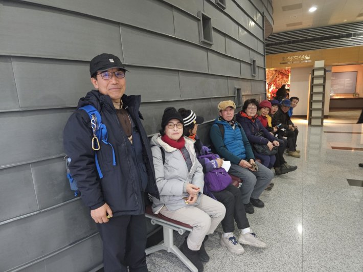 맨 앞에 곽규병씨와 서울 넝쿨산악회 회원들