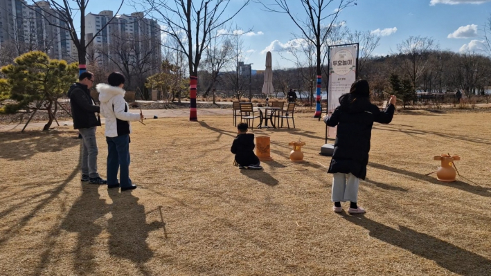 투호 놀이를 하고 있는 가족