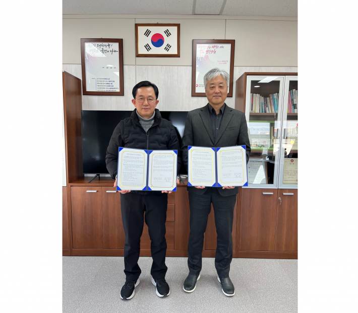 좌측부터 건강보험공단 수원서부지사장(원광연), 수원시니어클럽(관장 이종성)이 장기요양 신중년 일자리 사업 업무협약을 체결하고 기념촬영을 하고 있다.