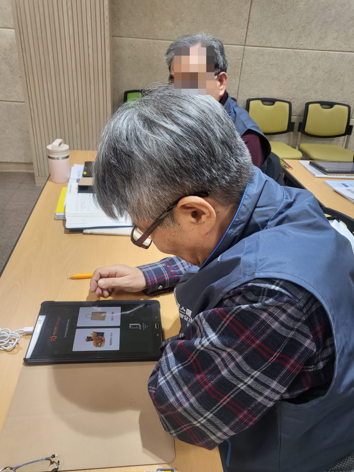 교육참석자가 키오스크 앱를 통해 음식을 주문하는 연습을 하는 모습