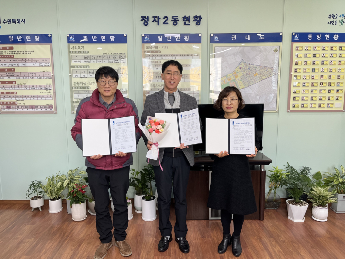 협약체결 사진을 촬영하고 있다.