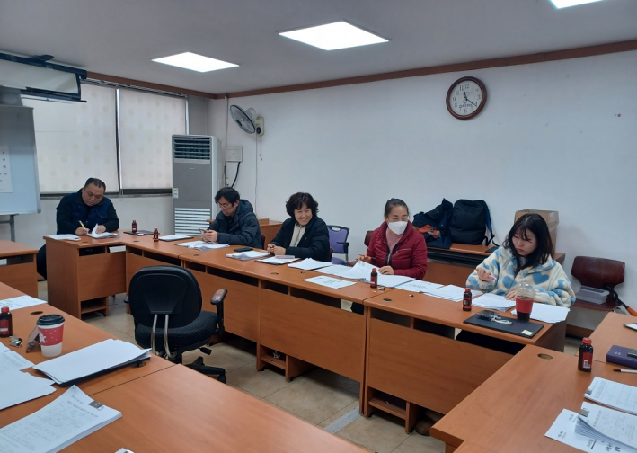 세류3동 지역사회보장협의체 위원들이 용돈받기 지원 대상자 선정을 위해 심의를 하고 있다.