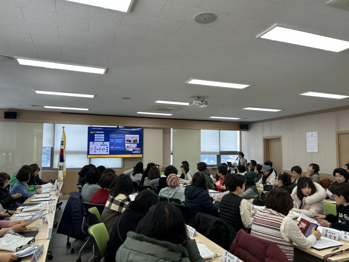 수원시 베테랑팀장이 금곡동 통장협의회 통장들을 대상으로 새빛민원실을 홍보하고 있다.