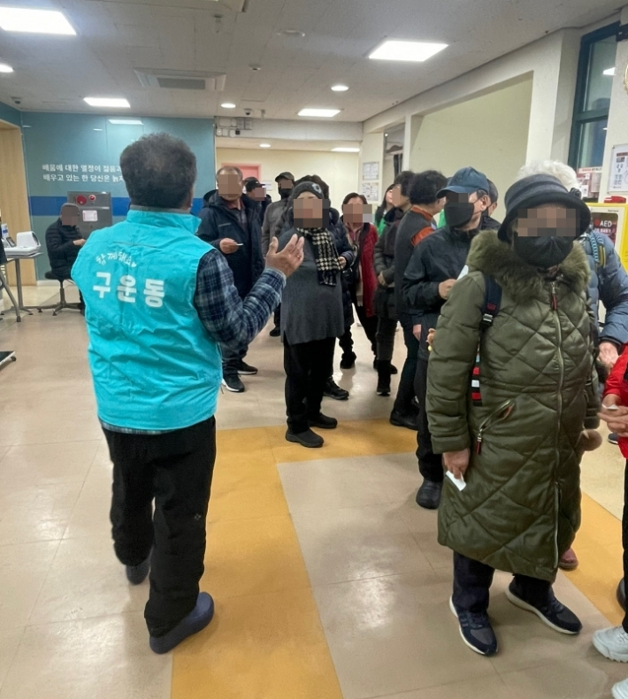 구운동 주민자치 위원이 서호노인복지관에서 봉사활동을 진행하고 있다. 