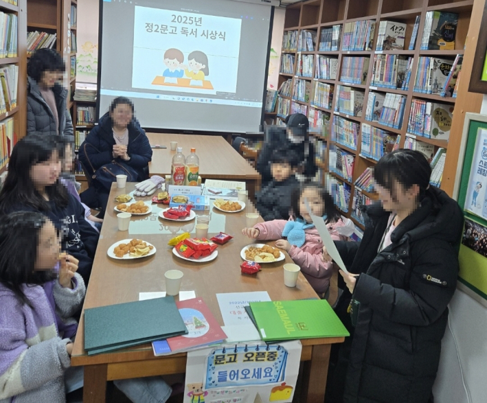 '정2새마을문고' 회원들은 지난 13일 회원들이 참여하는 독서 작품 발표회를 개최했다.   