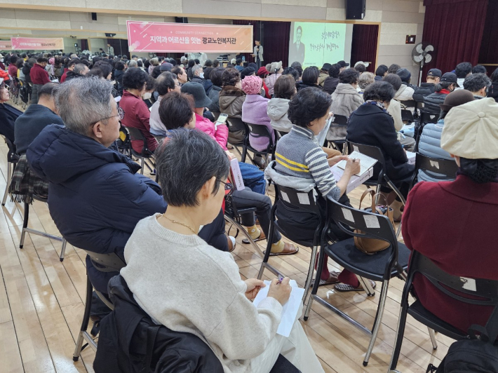 중요한 내용을 자세하게 필기하는 사람들