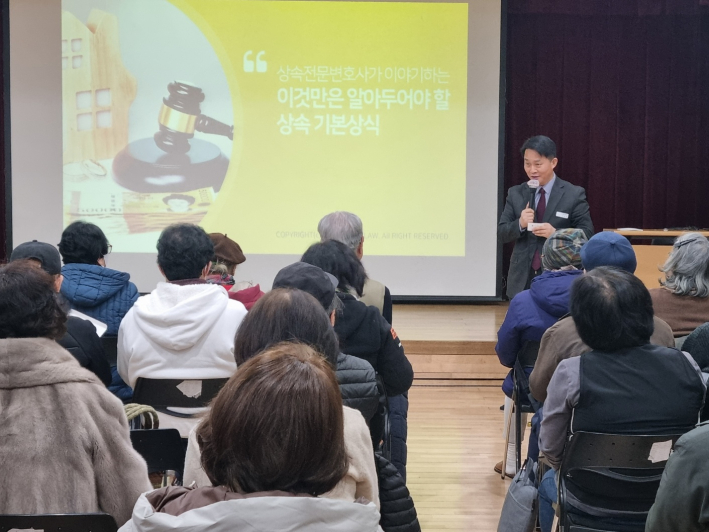 광교노인복지관 서덕원 관장이 강사 소개와 감사의 말을 하고 있다. 