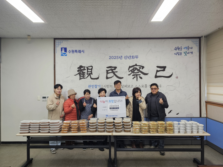 곡선동 지역사회보장협의체에서 반찬 후원을 이웃들에게 전달했다.